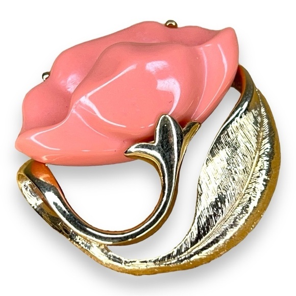 VINTAGE AVON GOLD CORAL BROOCH PIN FLORAL FLOWER - Picture 1 of 7